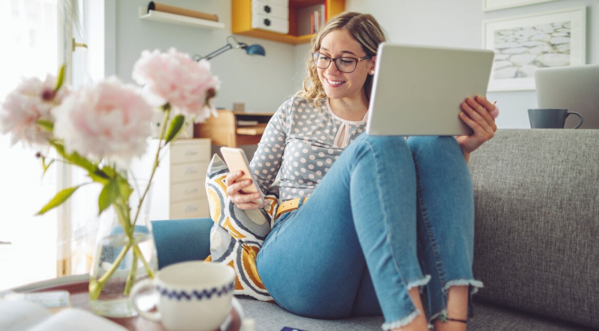 Frau synchronisiert iPad und iPhone