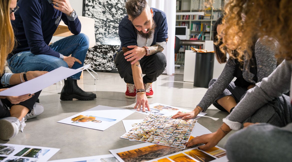 Team brainstormt über die Bilderauswahl