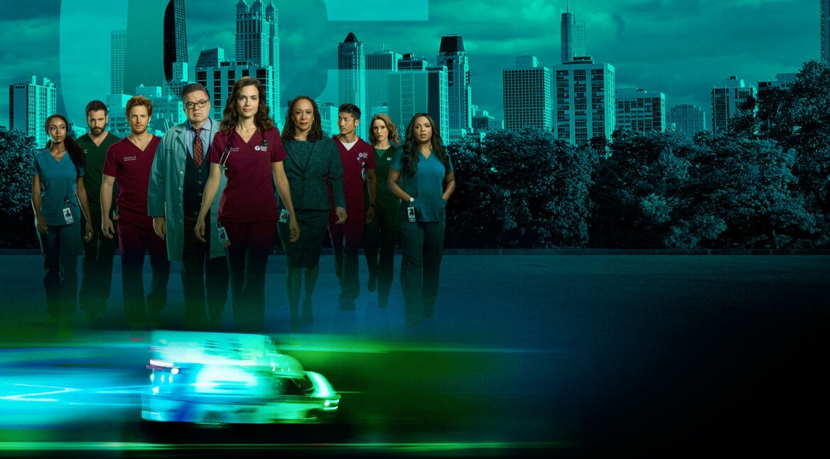 Die Hauptdarsteller der Serie "Chicago Med", zu sehen vor der Skyline Chicagos.