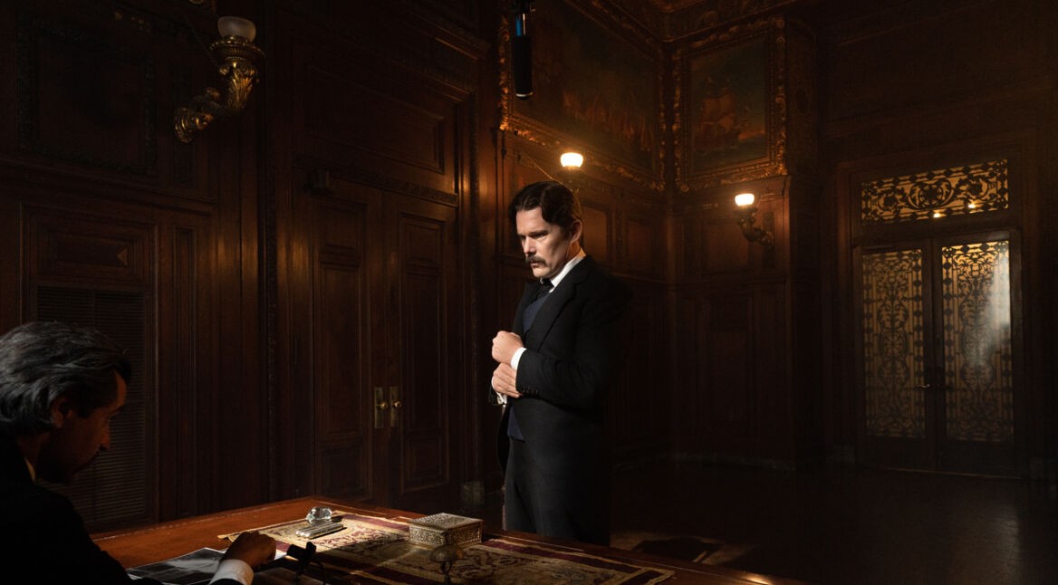 Ethan Hawke als Nikola Tesla im gleichnamigen Film in seinem Büro.