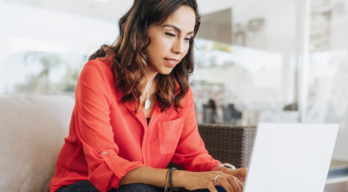 Frau wandelt am Laptop eine Word-Datei um.