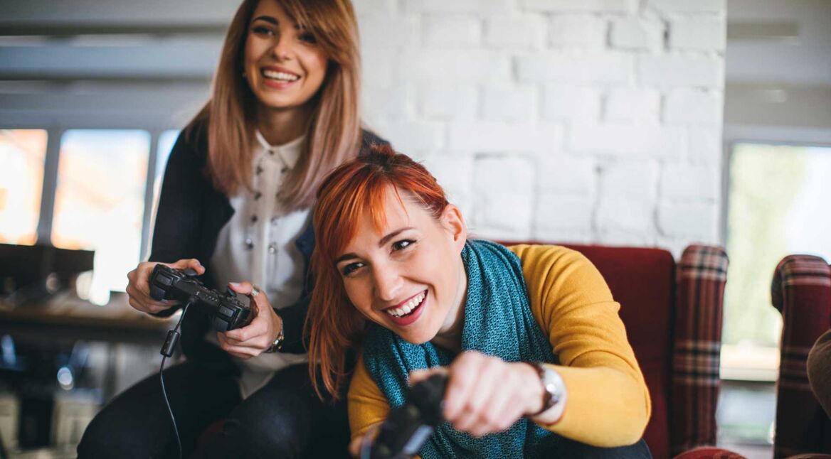 Zwei Frauen spielen ein Konsolenspiel