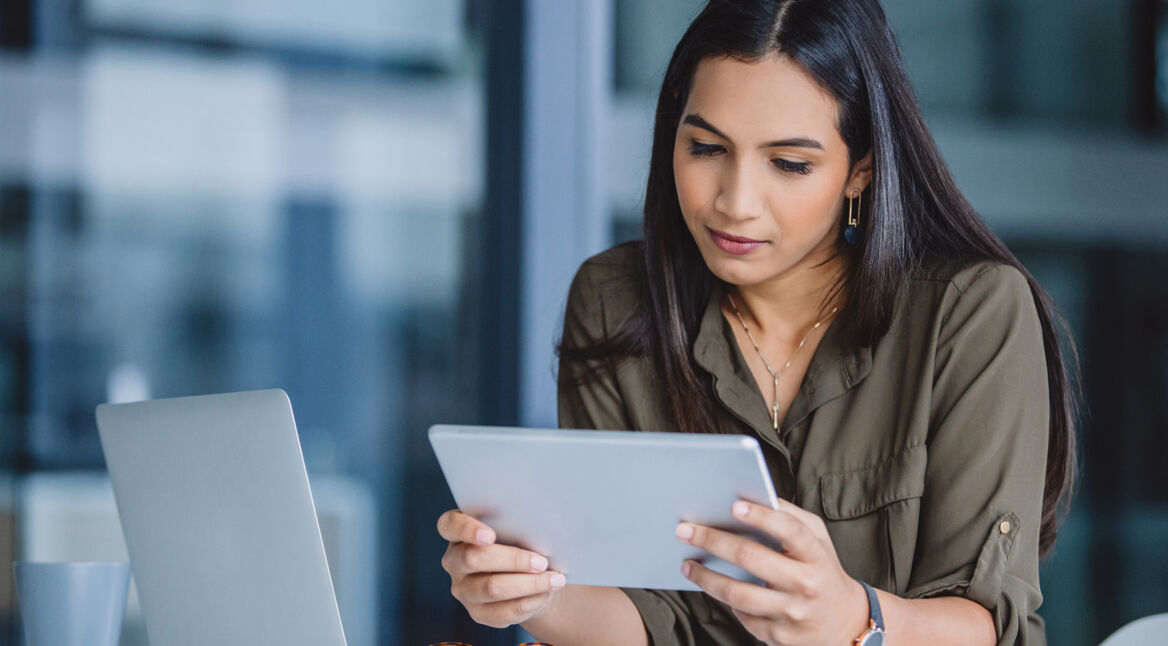 Frau nutzt Google Drive auf ihrem Tablet