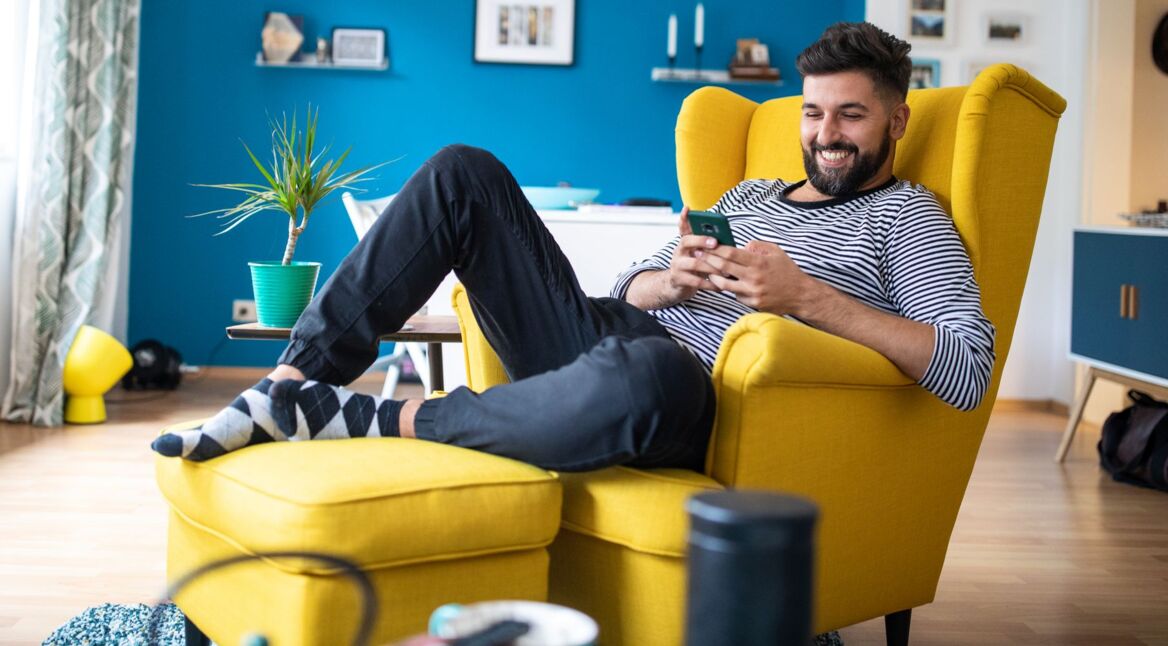 Mann hält Smartphone in der Hand