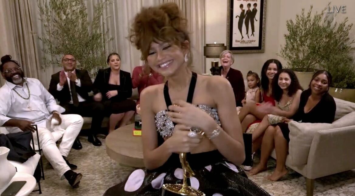 Zendaya 2020 mit ihrem Emmy.
