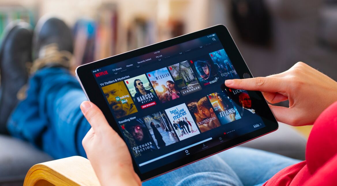 Frau nutzt Netflix auf einem Tablet