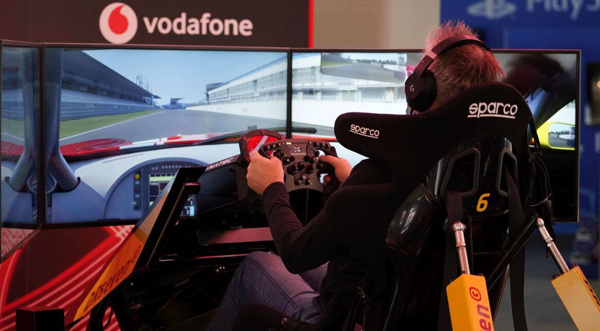 Der Vodafone Racing-Simulator im Xperion, der E-Sport-Arena von Saturn.