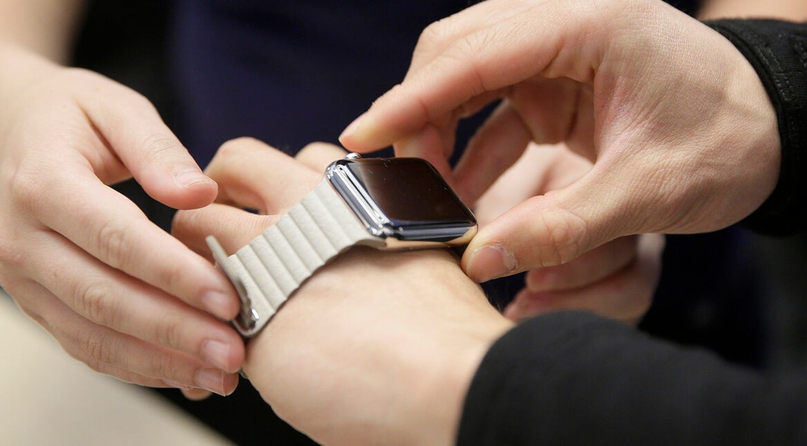 Mann schaltet die Apple Watch an seinem Handgelenk aus
