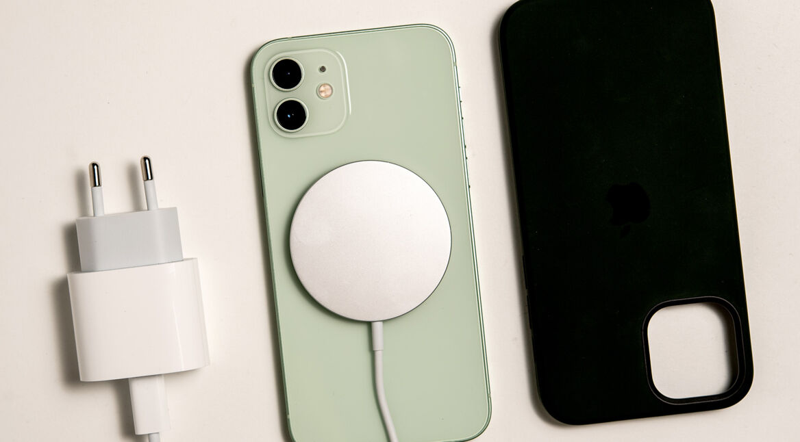 iPhone 12 mit MagSafe-Ladegerät