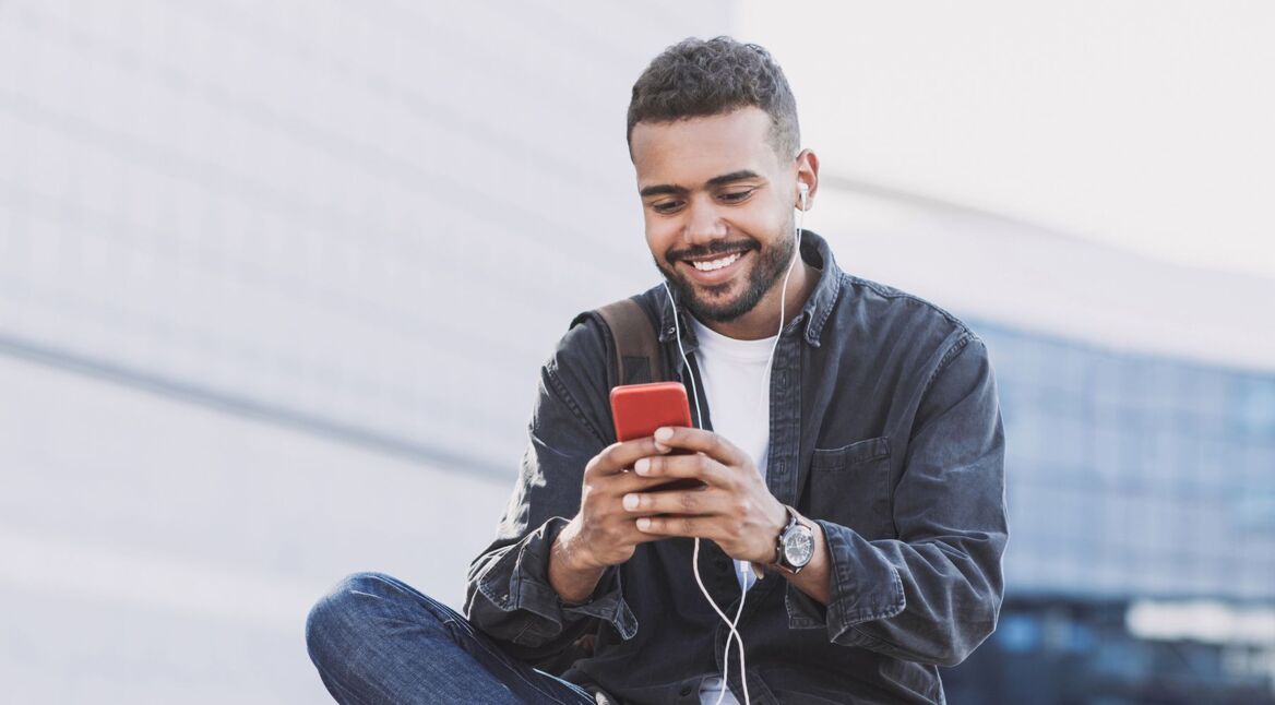 Mann öffnet die Google-News-App am Handy