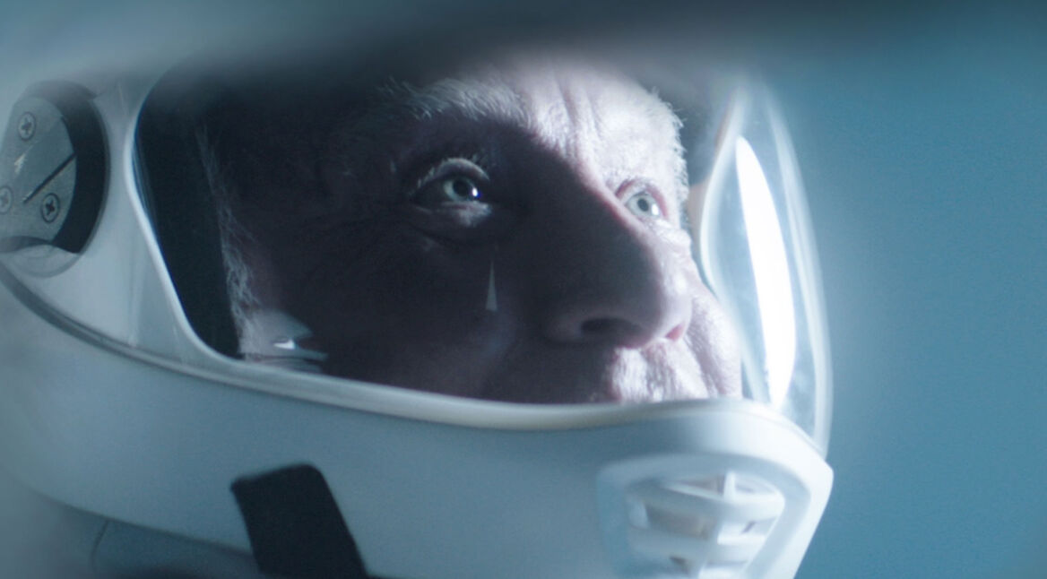 Angus (Richard Dreyfuss) in seinem Astronautenanzug. Eine Szene aus dem Film Astronaut