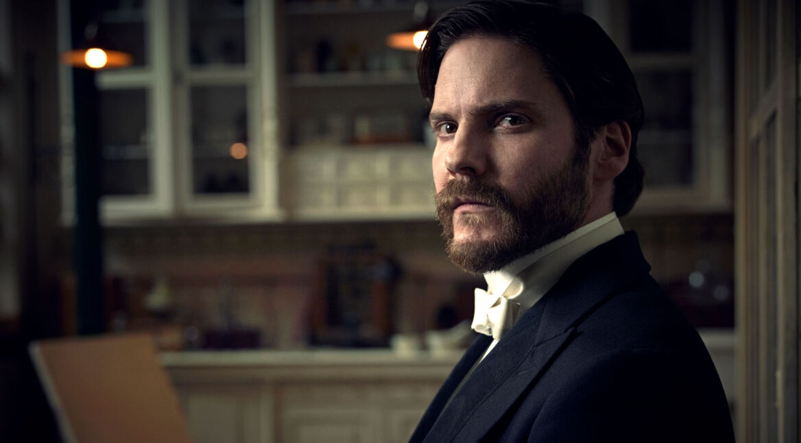 Daniel Bruehl schaut in die Kamera. Eine Bild aus der Netflix Serie "The Alienist"