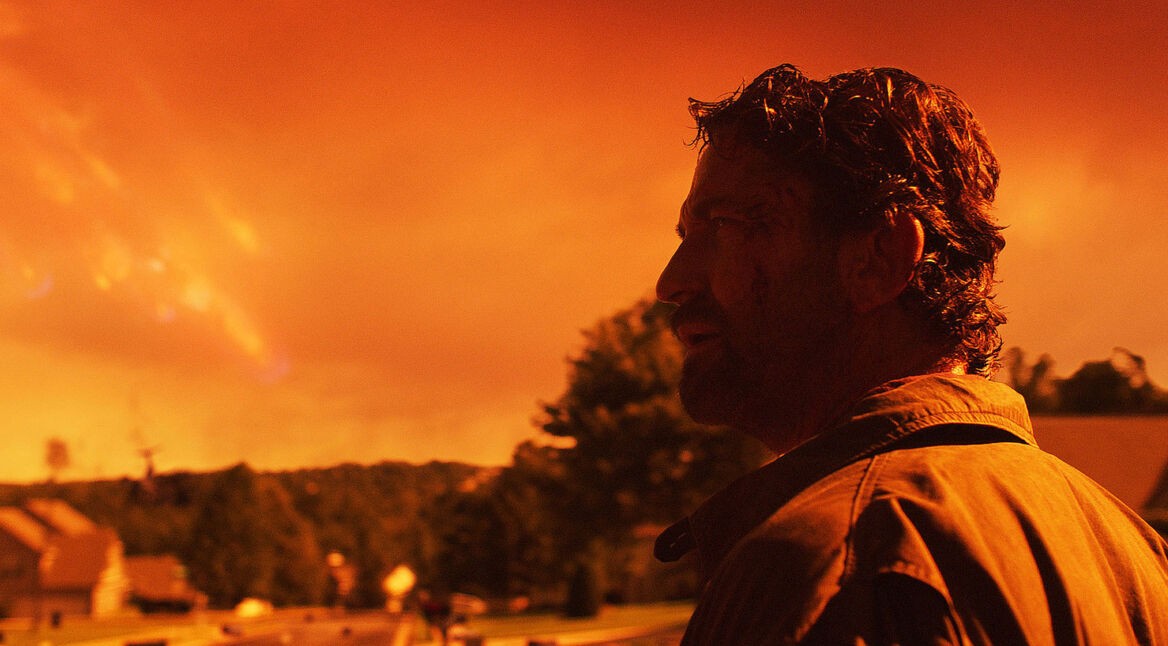 Gerald Butler schaut in den Himmel. Eine Szene aus dem Film "Greenland