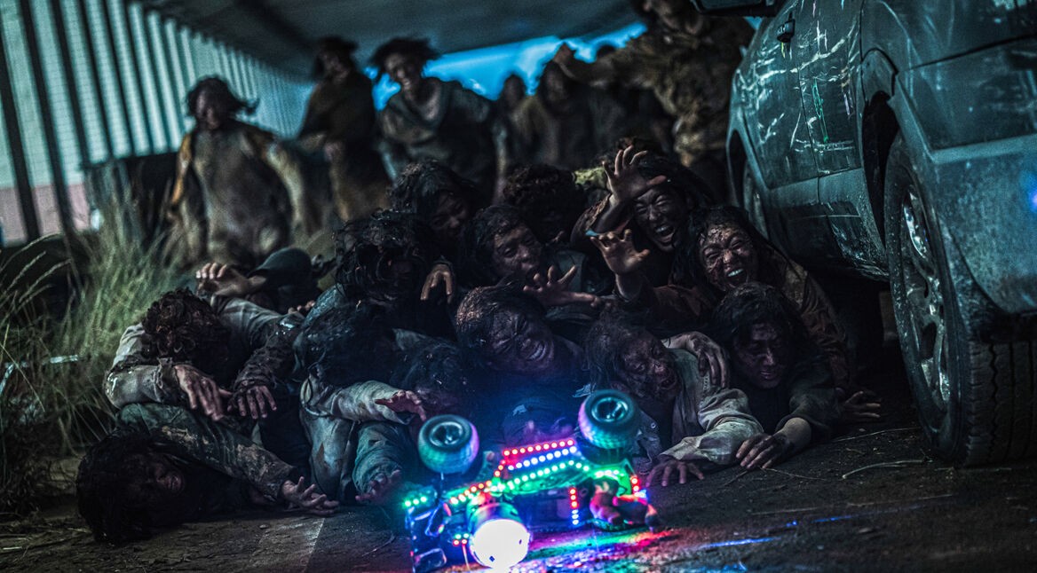 Zombies aus dem Film "Peninsula" reagieren auf ein ferngesteuerte blinkende Spielzeugauto