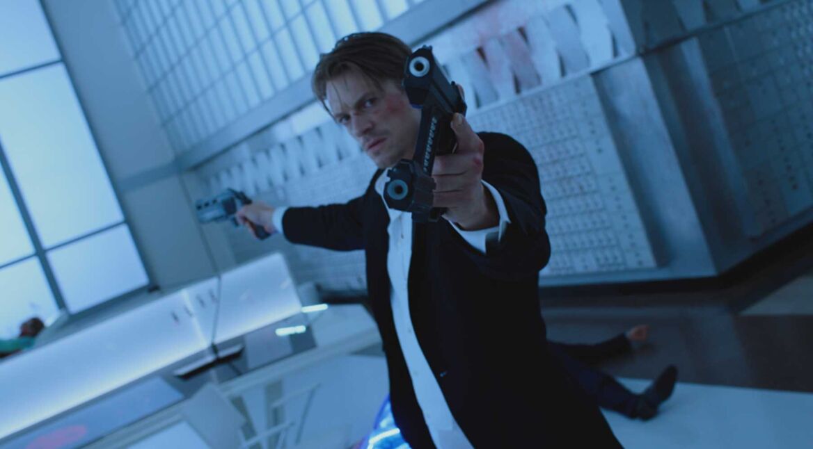 Hauptdarsteller zielt mit Waffen in Altered Carbon