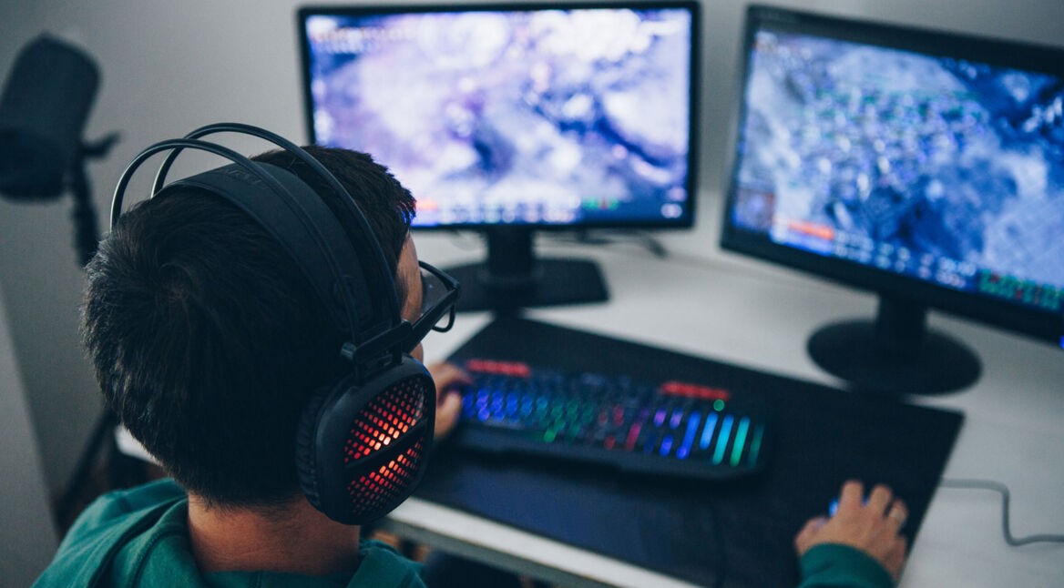 Ein junger Mann zockt am PC