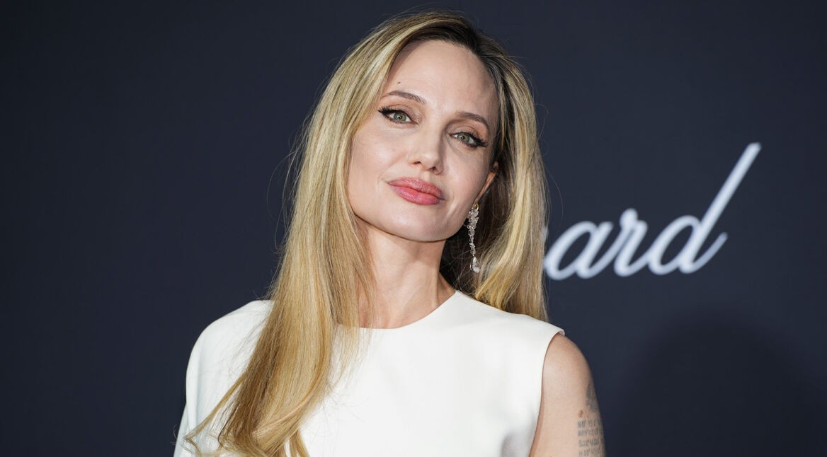 Angelina Jolie vor blauem Hintergrund beim 78. Internationalen Filmfestival in Cannes.