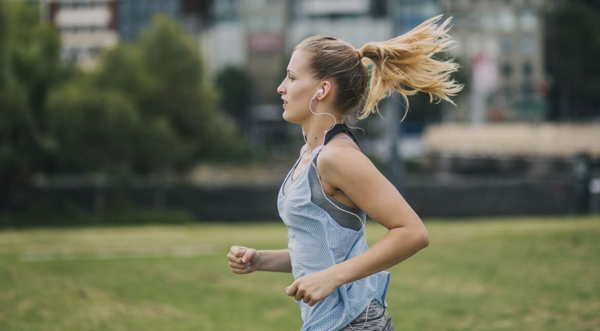 Frau läuft und zählt ihre Schritte.