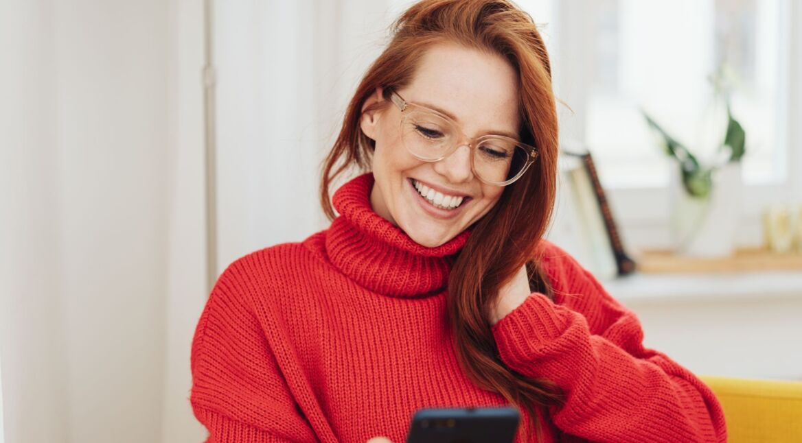 Frau schaltet ihr iPhone ein.