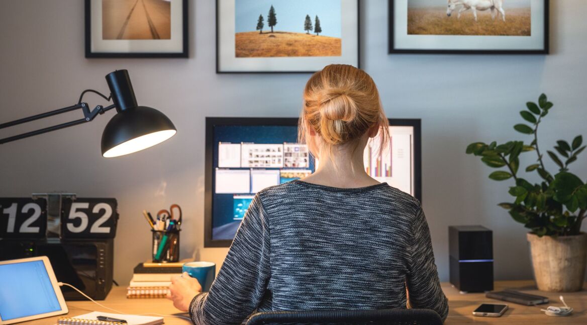 Frau sucht ihre verschwundene Taskleiste am PC.
