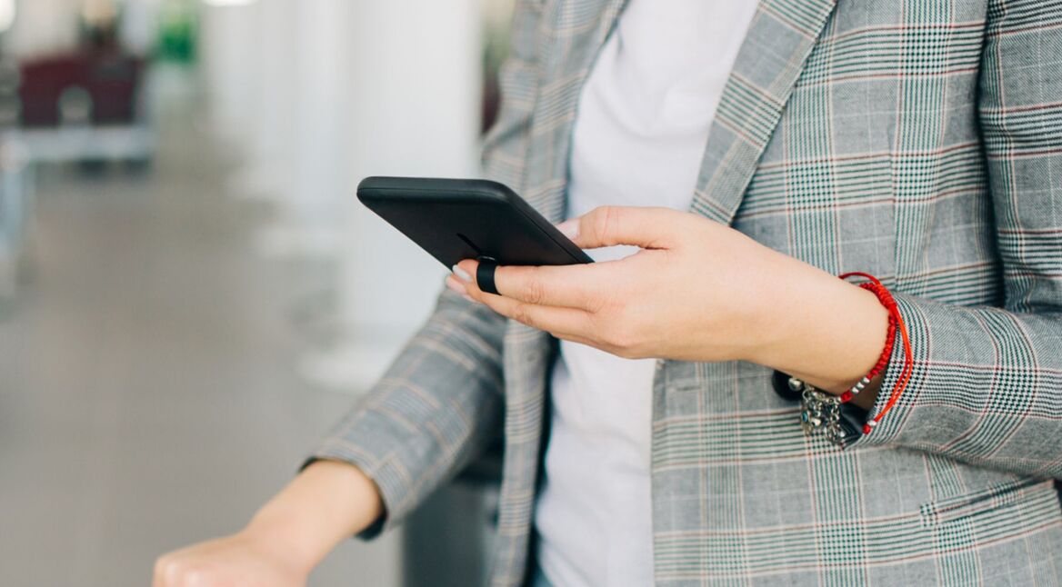 Frau verwendet Touch-ID am iPhone.