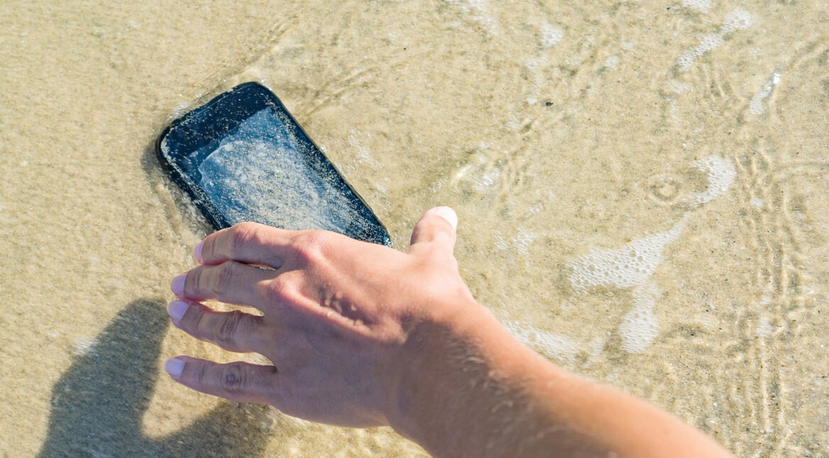 Smartphone am Strand ins Wasser gefallen