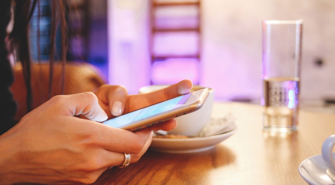 Frau nutzt Smartphone mit Instagram