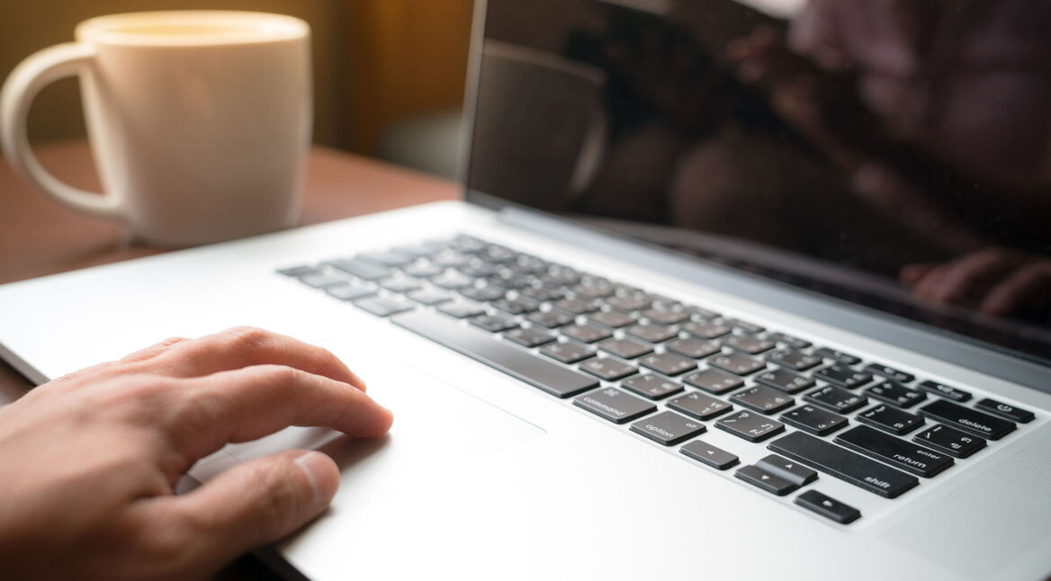 MacBook mit schwarzem Bildschirm