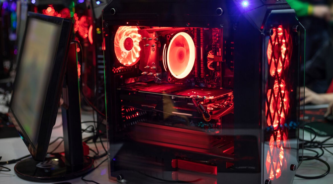 Gaming-PC-Innenleben mit roter LED-Beleuchtung