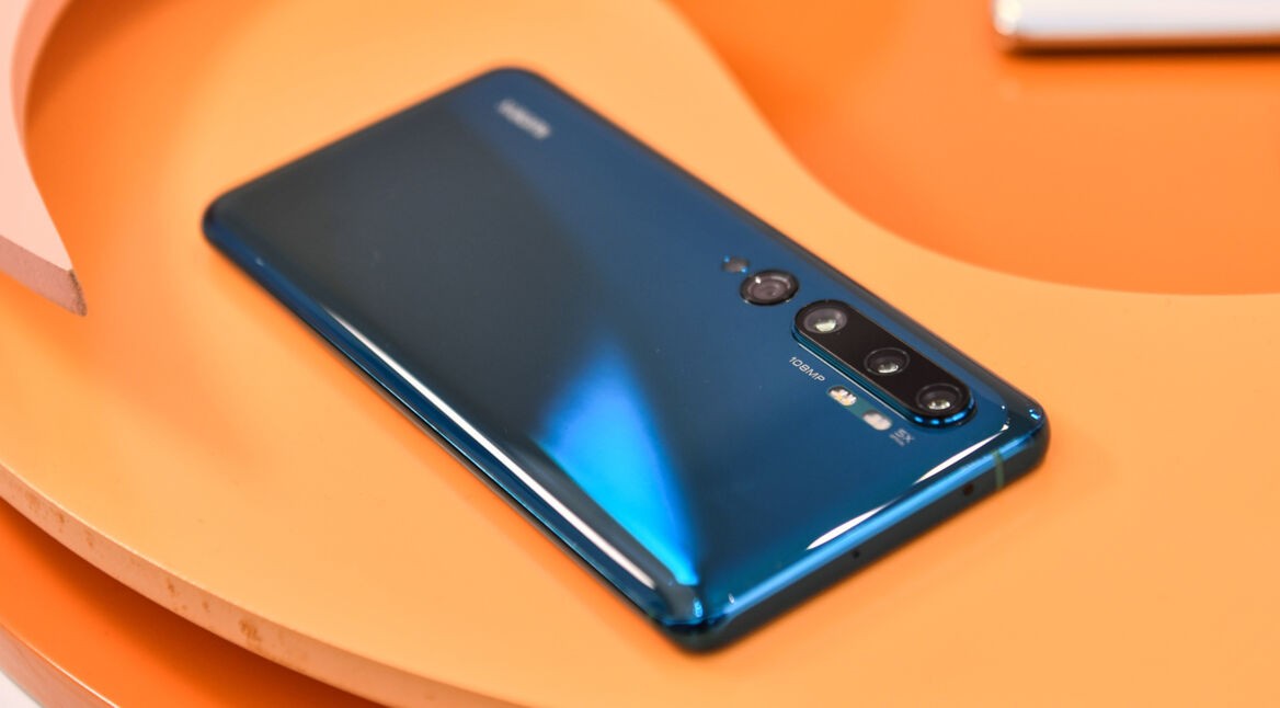 Smartphone Xiaomi Mi CC9 auf Tisch