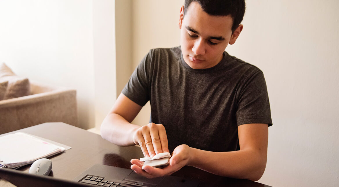 Junger Mann probiert neues Smartphone aus