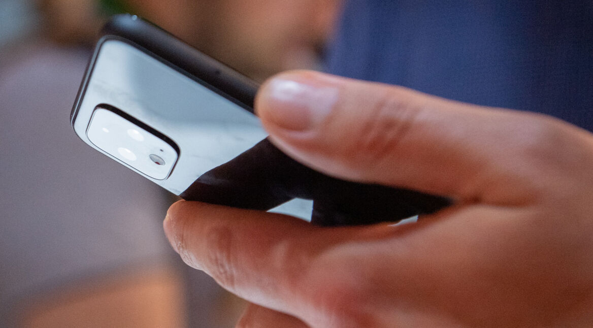 Hand hält Google Pixel 4