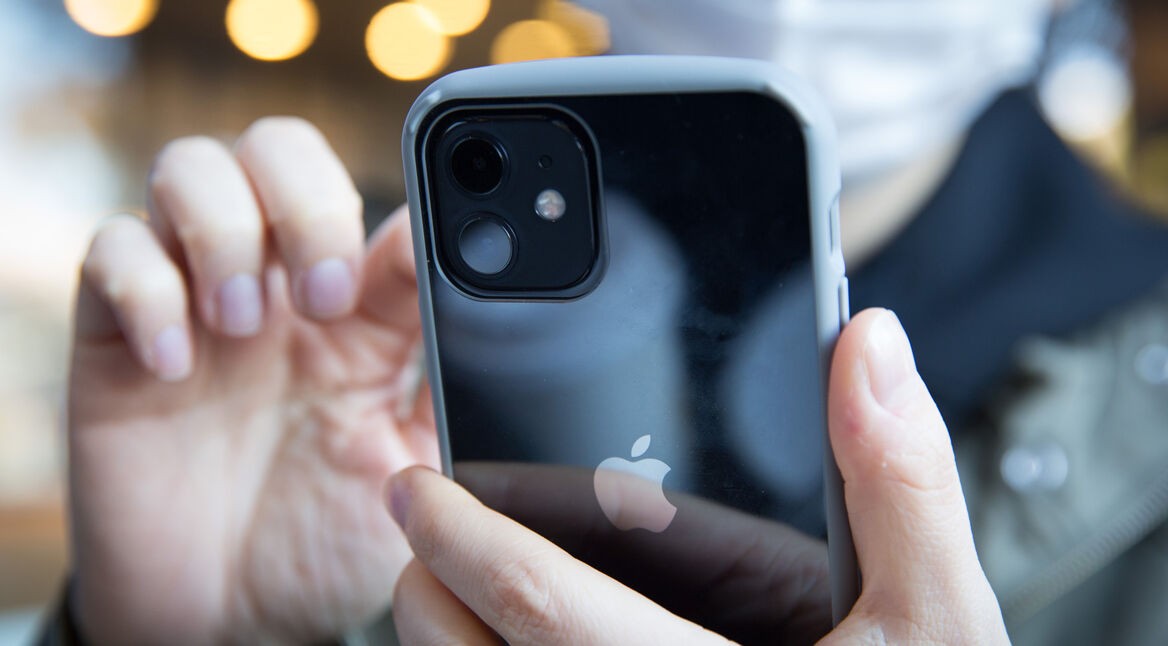 Frau richtet ihr neues iPhone 12 ein