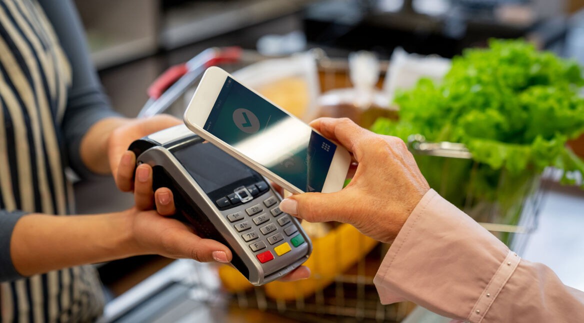 Bezahlen mit NFC via Smartphone an der Kasse