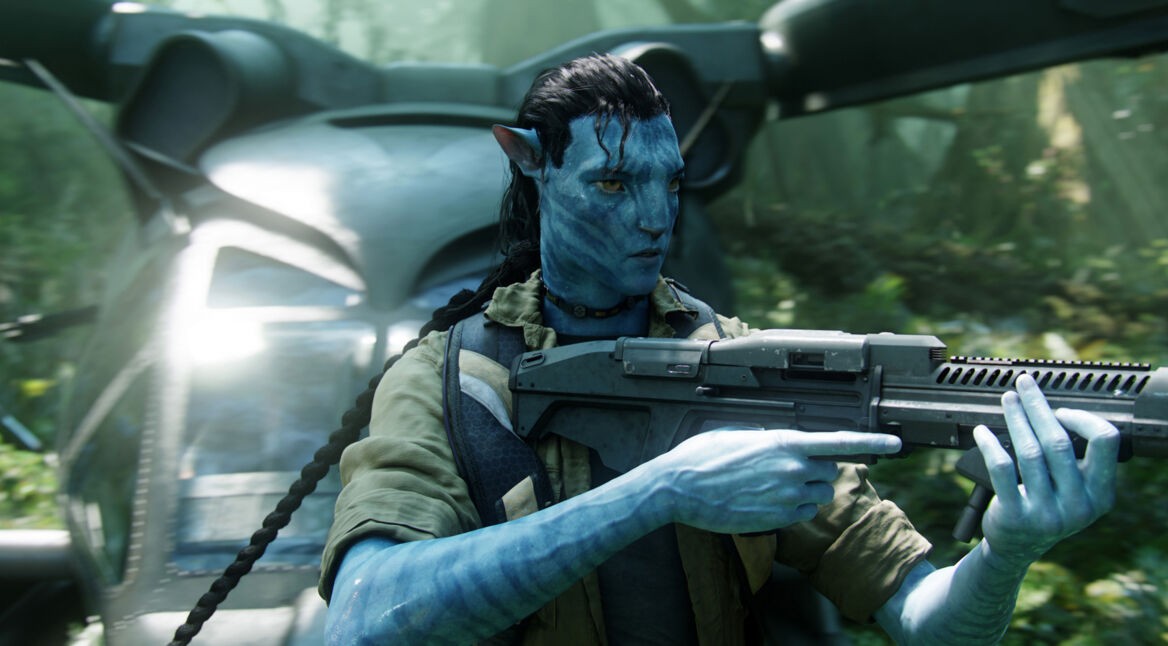 Jake Sully aus Avatar mit Gewehr und Hubschrauber im Hintergrund