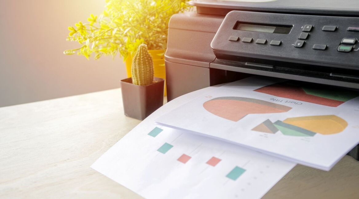 Drucker druckt Papier.