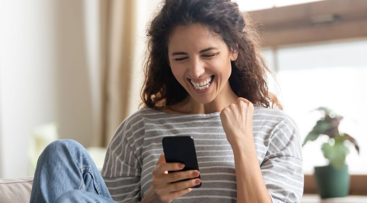 Frau zockt an ihrem Handy.