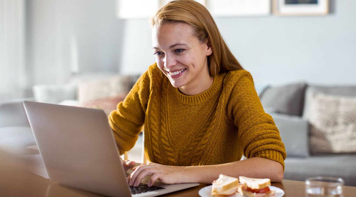 Frau erstellt am Laptop einen Youtube-Account ohne Google-Mailadresse.