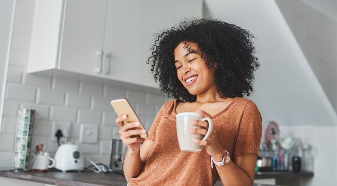 Frau installiert iOS-Update auf Handy.