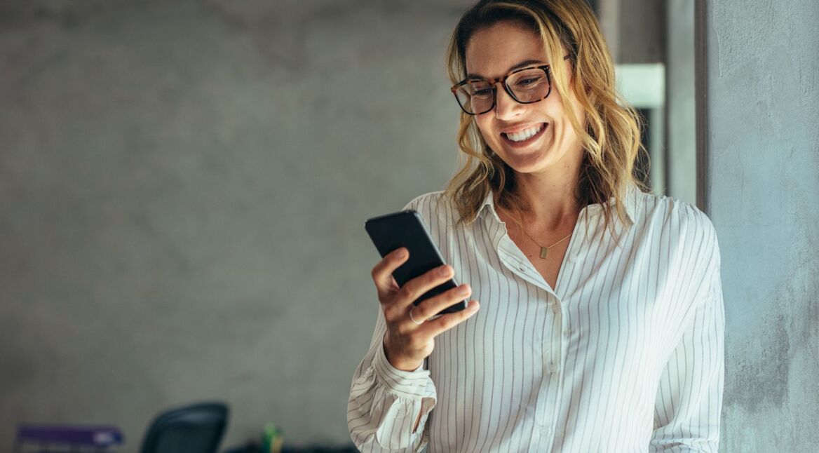 Frau macht Screenshot mit Handy.