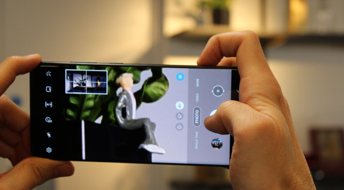 Zwei Hände halten Smartphone zum Fotografieren