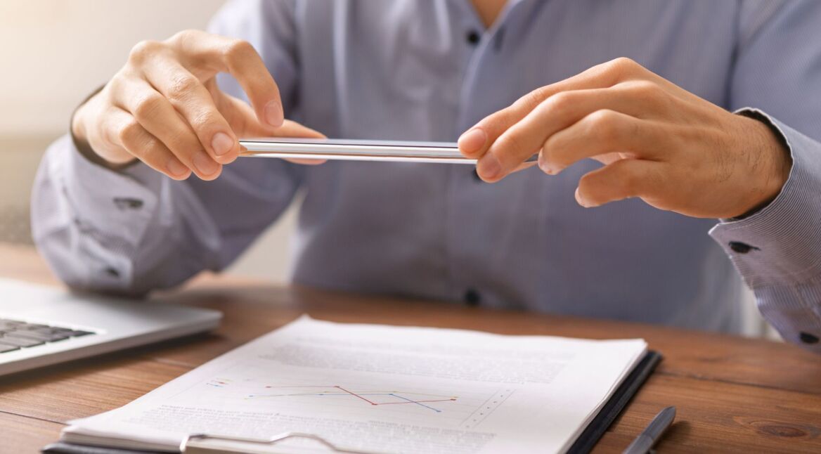 Mann scannt mit dem Smartphone.