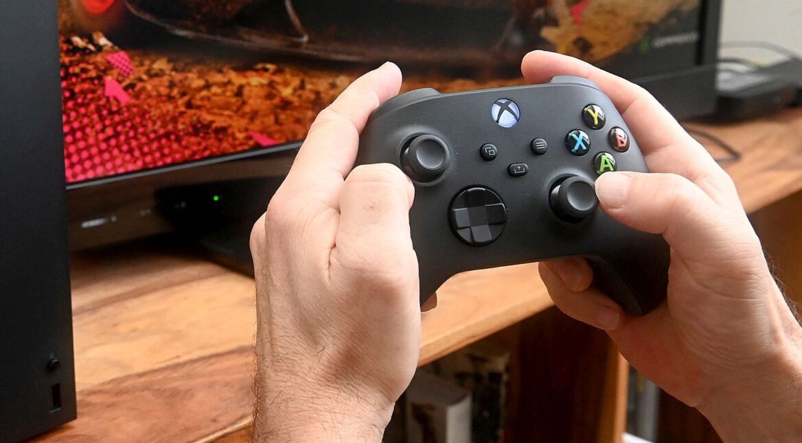 Mit dem Xbox-Controller an der Xbox Series X spielen.