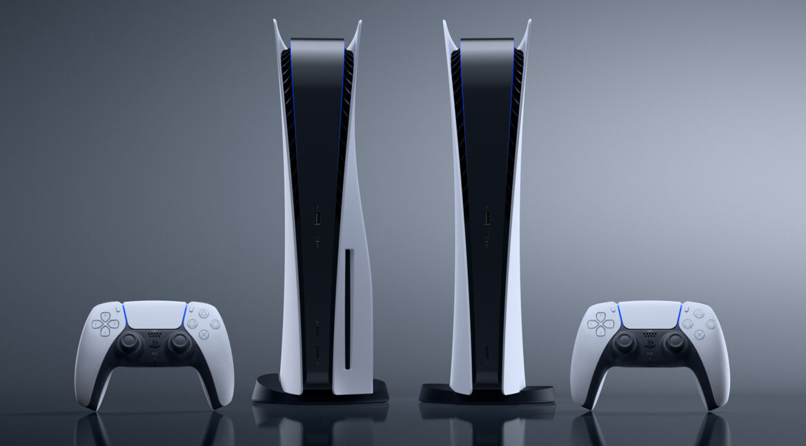 Zwei PlayStation-5-Konsolen mit Controllern