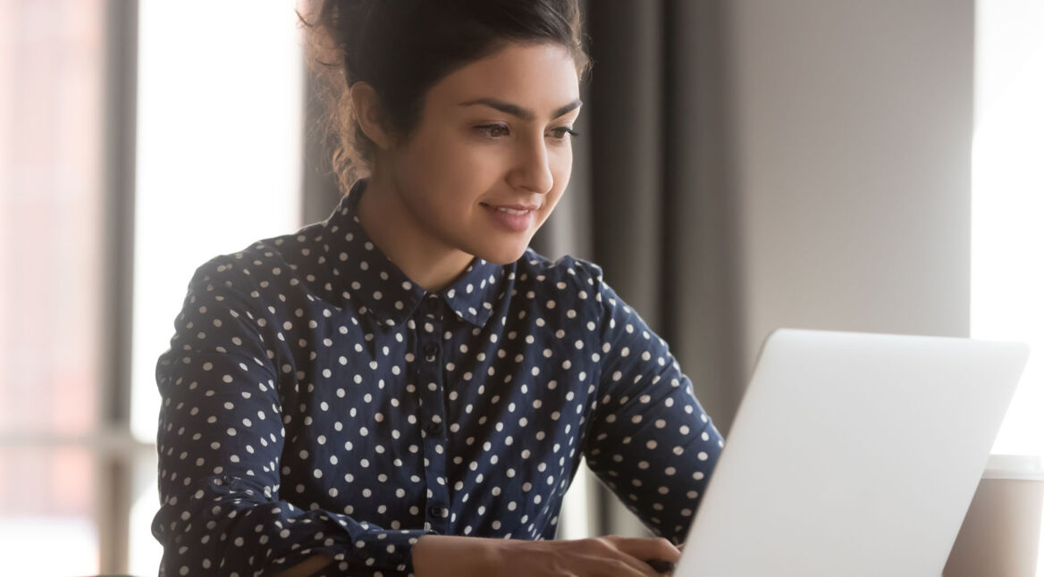 Frau bearbeitet Dateien am Windows-10-Laptop