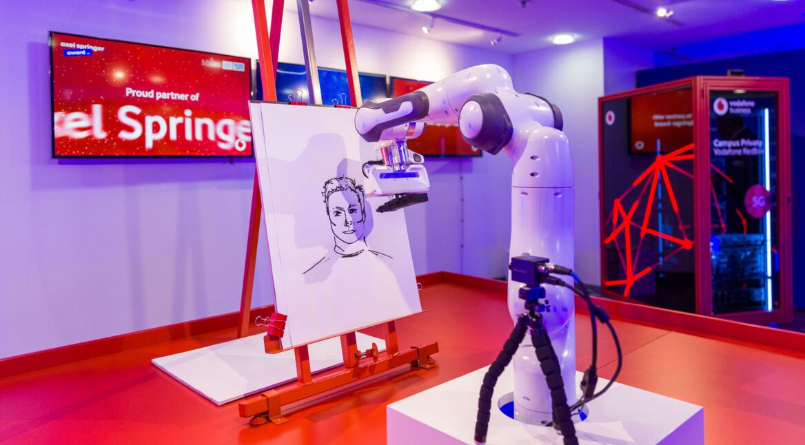 Ein Roboter zeichnet ein Portrait biem Axel Springer Award 2020, gesteuert durch das 5G-Netz von Vodafone.