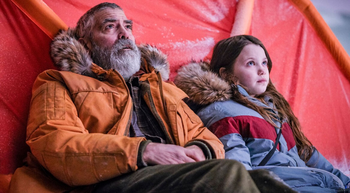 George Clooney (Augustine) und Caoilinn Springall (Iris) im Drama "The Midnight Sky".