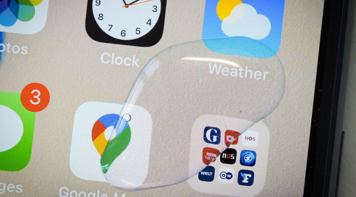 Wasserdichtes Smartphone iPhone mit Wassertropfen auf Display