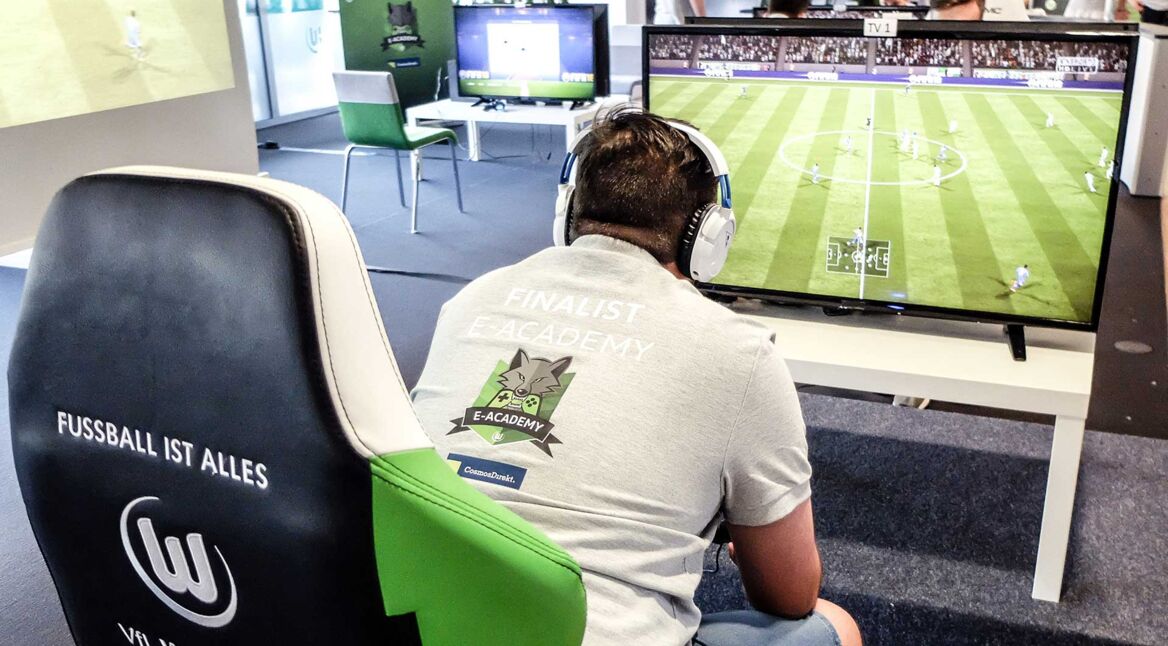 junger Mann spielt FIFA in der Wolves E-Academy