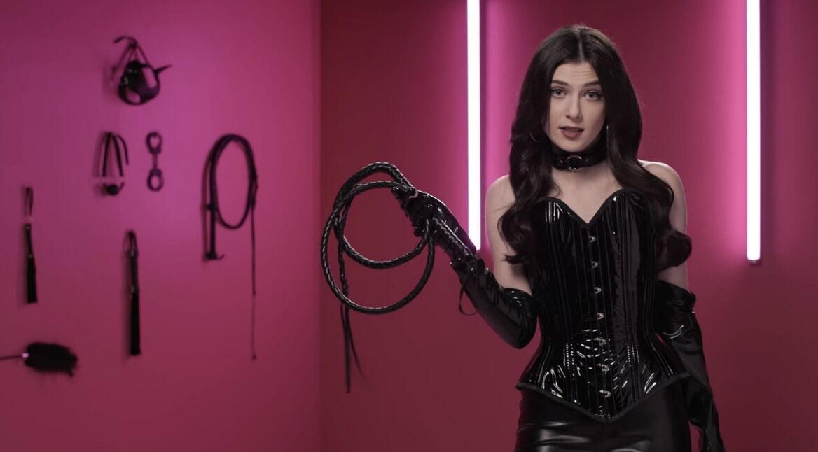 Zoe Levin in Bonding